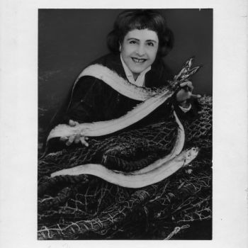 Chalutier Deux Amis - portrait de Anita Conti avec des poissons sabres - 1960-1961