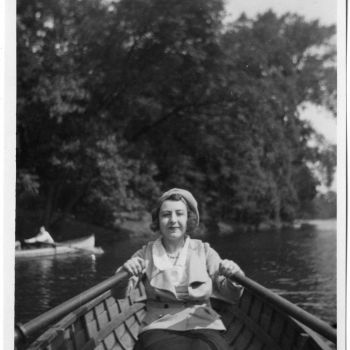Bois de Boulogne - portrait d'Anita Conti sur une barque - 1936