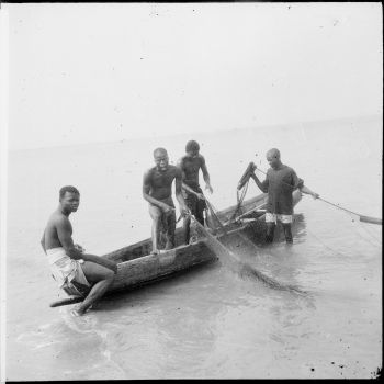 Guinée - Cercle du Rio Pongo - pêcheurs sur une pirogue - 1949