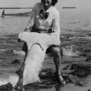 Guinée - portrait d'Anita Conti avec un requin-marteau - 1946-1949