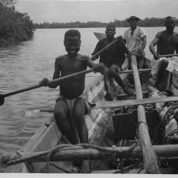 Guinée - hommes et enfant dans une pirogue - 1946-1949