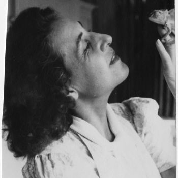 Guinée - portrait d'Anita Conti avec un caméléon - 1949
