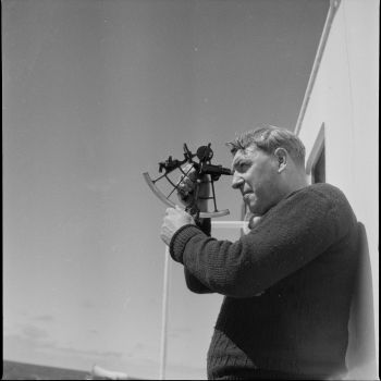 Chalutier Terre-Neuvas Bois Rosé - le capitaine Eugène Recher au sextant - 1952