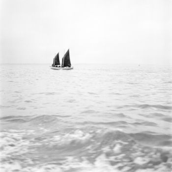 Embarcation à voile en mer - photographie prise à bord du chalutier Tohy - 1958-1959