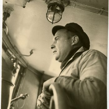 Chalutier Galibier - le Capitaine à la barre - 1958
