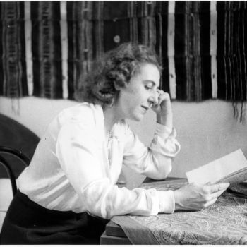 Portrait d'Anita Conti lisant à sa table - 1941-1945