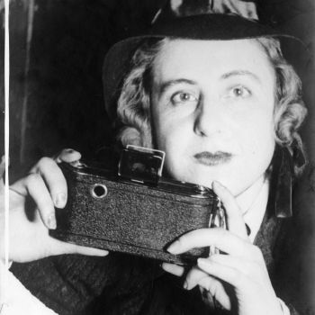 Portrait d'Anita Conti avec son appareil photo - 1940-1960