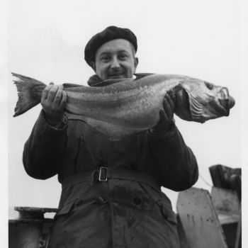 Navire océanographique Président Théodore Tissier - homme tenant un poisson - 1958-1959
