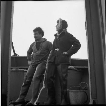 Chalutier Deux Amis - portrait de Anita Conti avec un pêcheur - 1960-1961