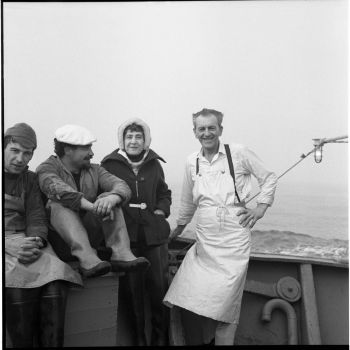 Anita Conti en compagnie de deux marins et du cuisinier des Deux Amis - 1960-1961