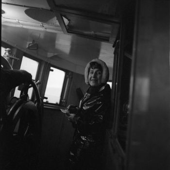 Anita Conti avec son carnet de notes en main à bord du chalutier Deux Amis - 1960-1961