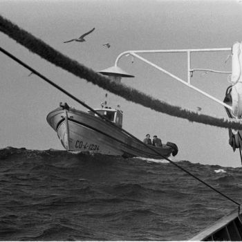 Le chalutier Deux Amis croisant un canot de Concarneau - 1960-1961