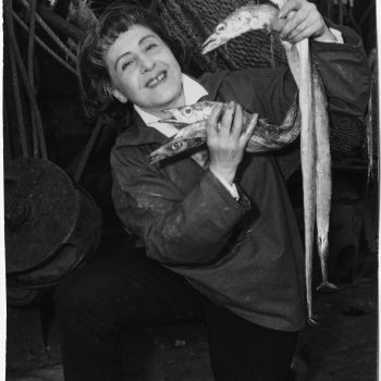 Chalutier Deux Amis - portrait de Anita Conti avec des poissons sabres - 1960-1961