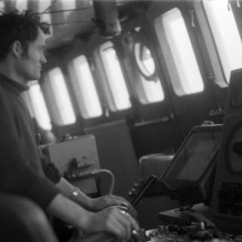 Le capitaine du chalutier Jean Charcot aux commandes - 1975