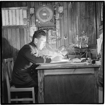 Dragueur de mines L'Atlantique - Tetrel assis à un bureau - 1939-1940