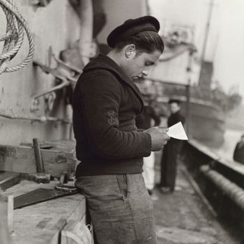 Dragueur de mines André Louis marin lisant une lettre  1939