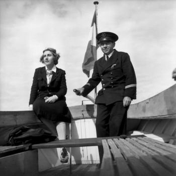 Anita Conti et un marin dans une embarcation au large de Port de Bouc 1941 1943