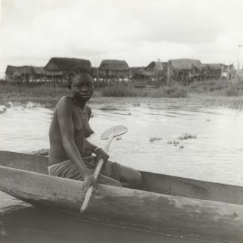 Dahomey   portrait d'une jeune fille de ganvié dans une pirogue 1943 1949