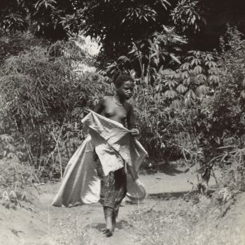 Guinée Dalaba   femme marchant dans la brousse 1951