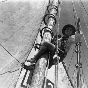 Guinée   Anita Conti dans les agrès du voilier Johanna 1949