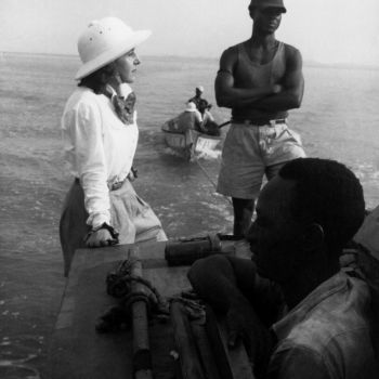 Guinée   Anita Conti et ses pêcheurs sur une embarcation
