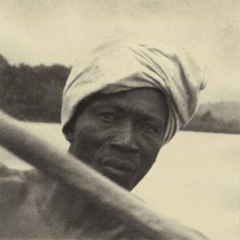 Guinée portrait d'un pêcheur à bord d'une pirogue