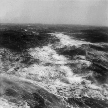 Mer agitée  photographie prise à bord du chalutier Terre Neuvas Bois Rosé 1952