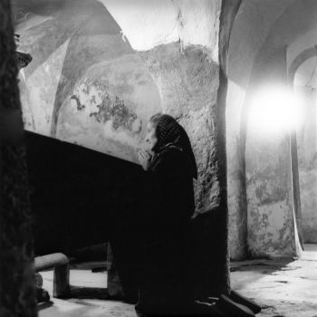 Saint Dalmas Valdeblore   femme en prière dans la crypte de l'église
