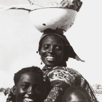 Sénégal Saint Louis   enfants et femme portant du poisson dans une calebasse 1942 1949